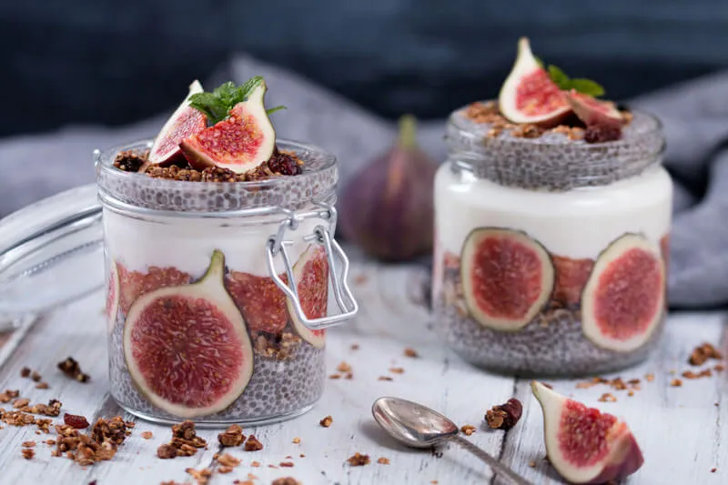 Çiğ Meyve ve Chia Pudingi