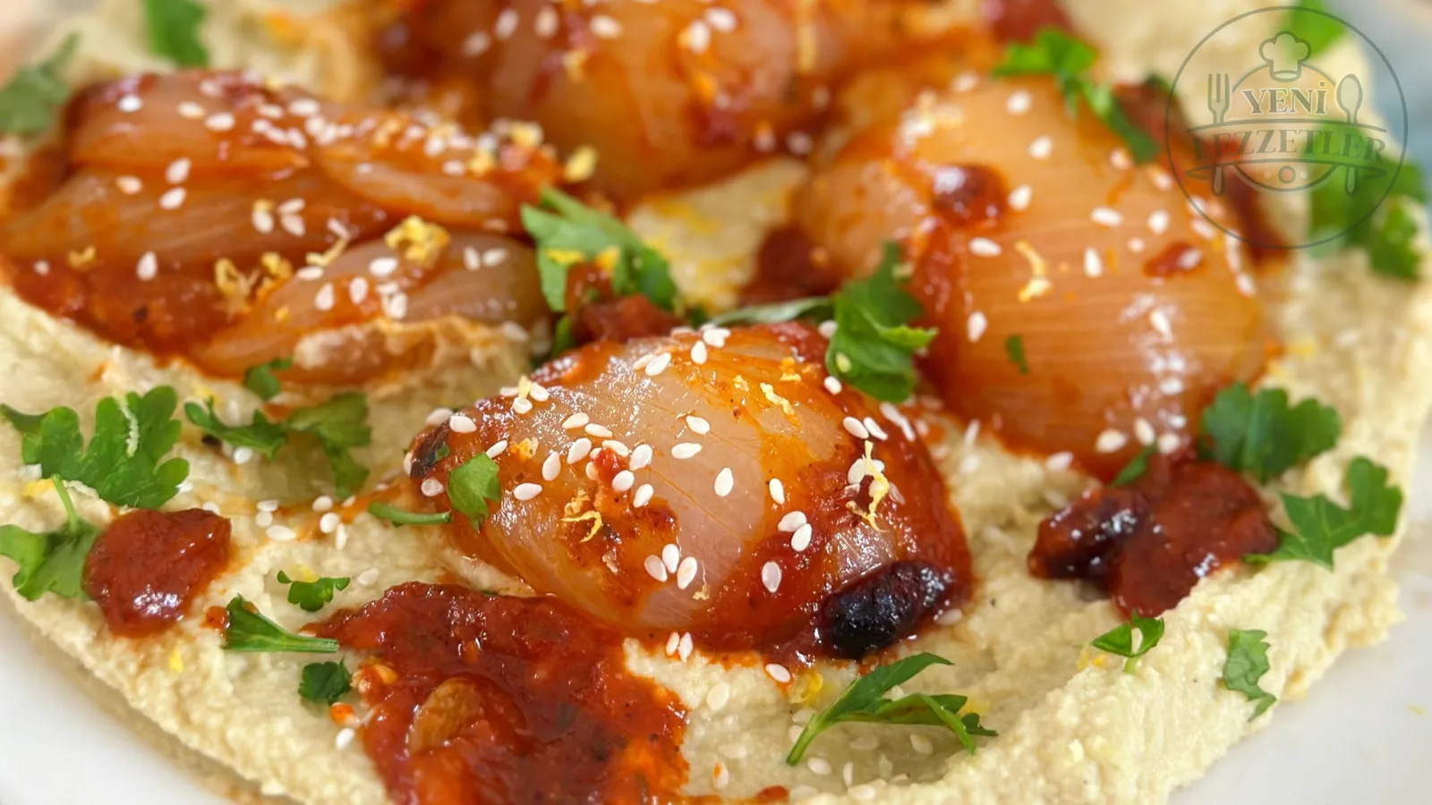 Fırınlanmış Soğanlı Avokadolu Humus