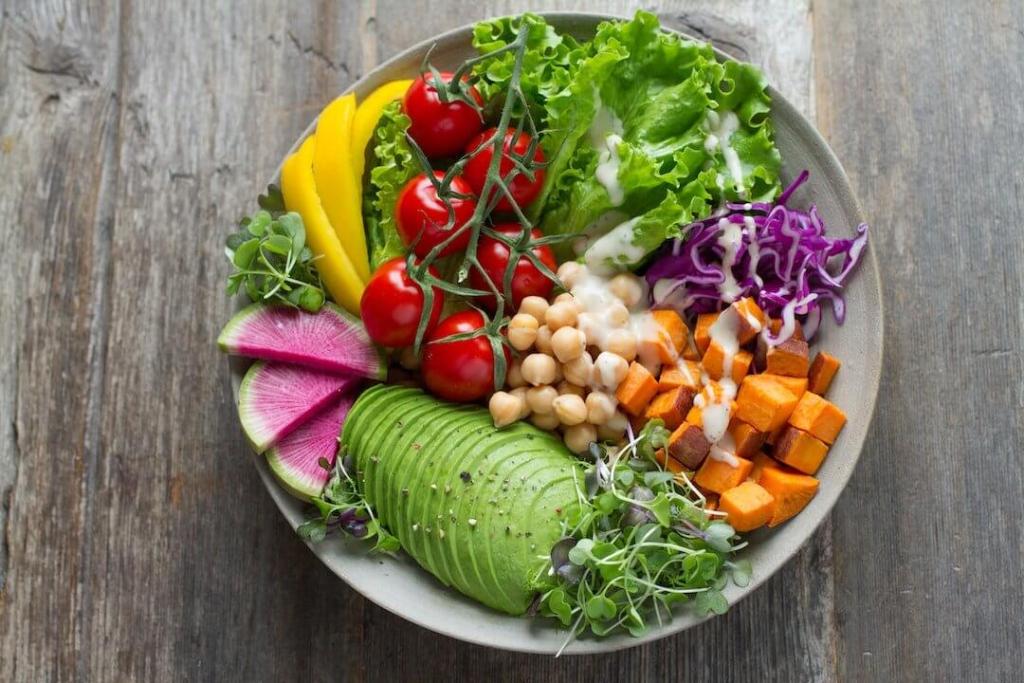 Sebze-dolu-saglikli-salata-tabagi